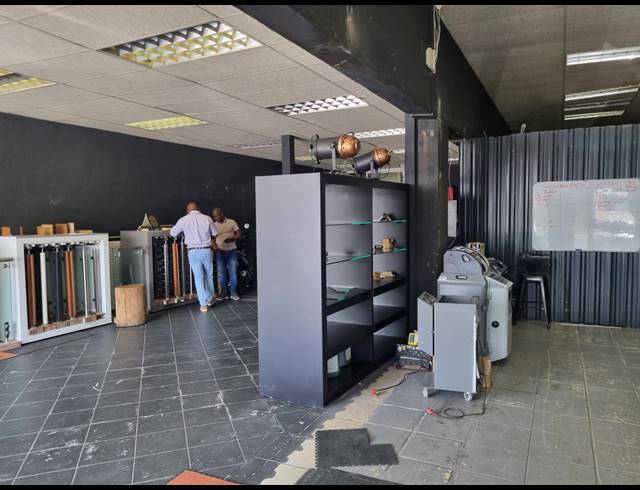 300M² WAREHOUSE TO LET IN VINTONIA